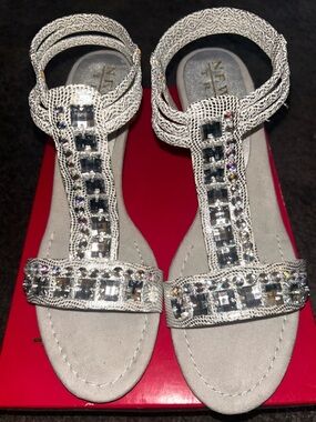 New York Transit Embellished Silver T-Strap Women’s Sandals Size 71/2 runs small